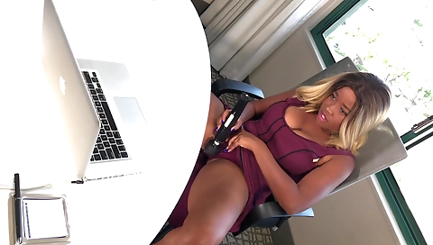 Sexy ebony slut gets fucked in a creampie