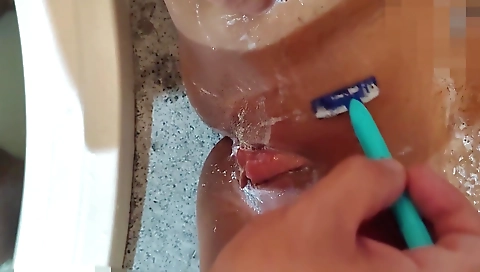 Spanish girl's pussy gets fucked in a car and cum